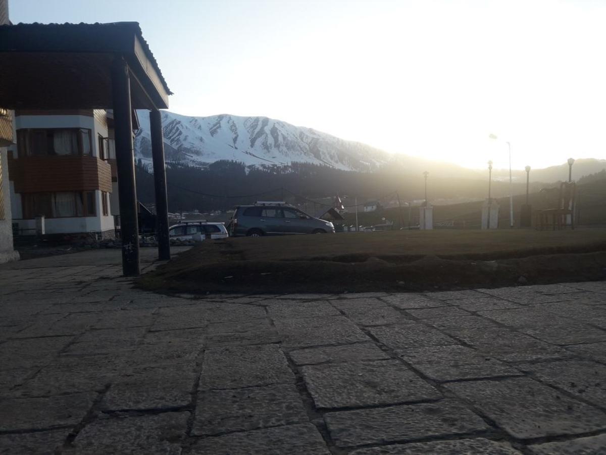 Hotel Gulmarg Inn Bagian luar foto